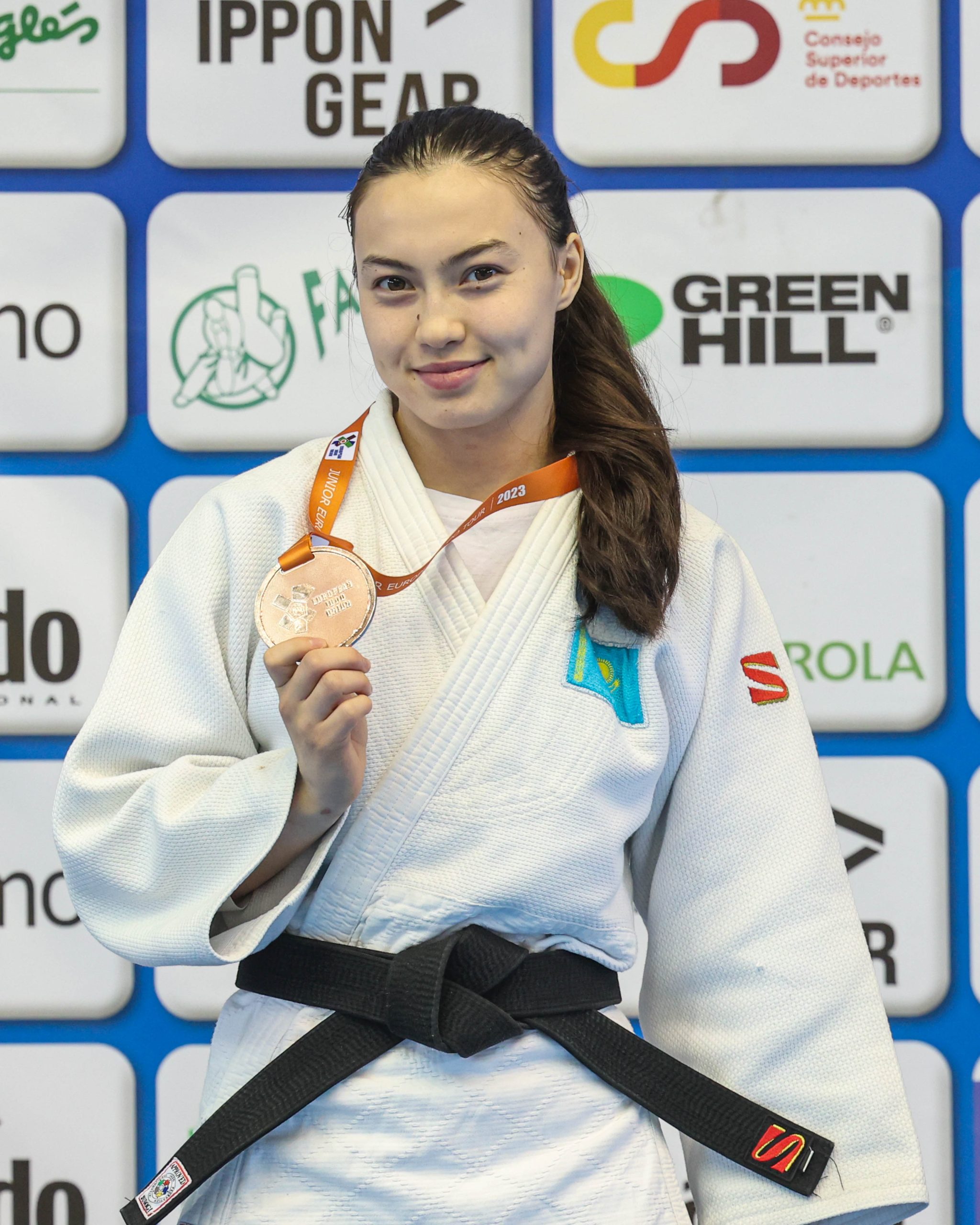 For portrait / head shots, ask the judoka to show you the medal and smile